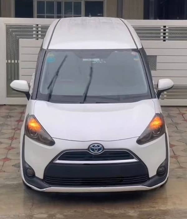 Toyota Sienta 2015 good condition with black interior 7 seater 1