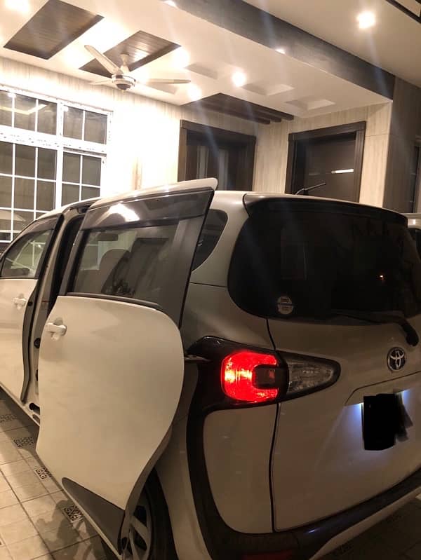 Toyota Sienta 2015 good condition with black interior 7 seater 5