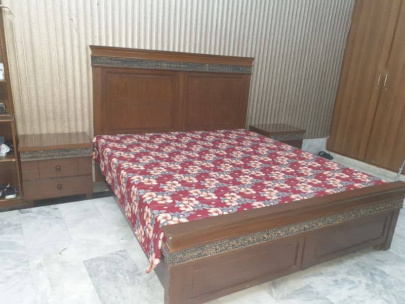 King size bed with two side tables 3