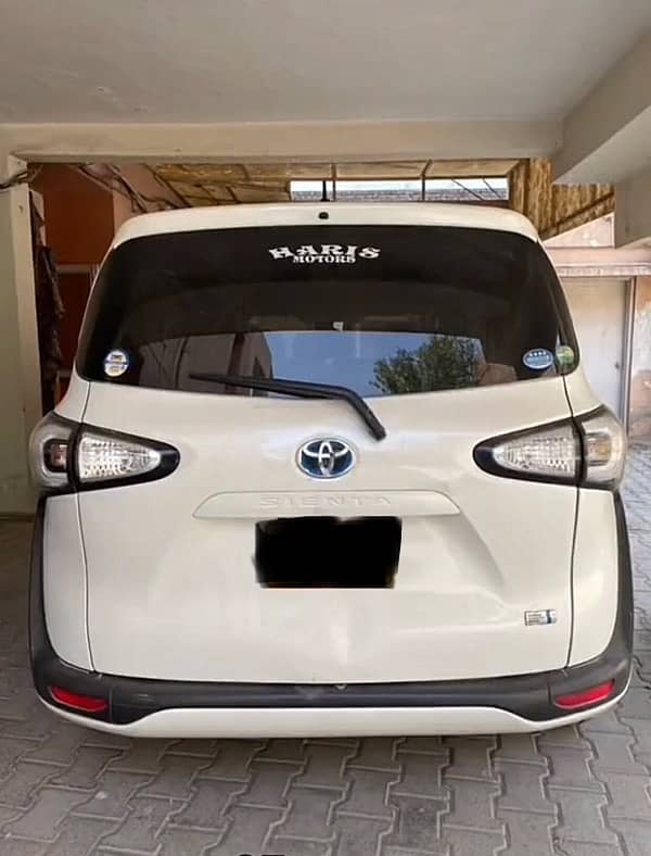 Toyota Sienta 2015 good condition with black interior 7 seater 2