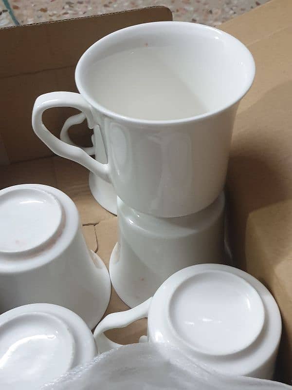 plates,cups,bowls and thermose avaliable. . 4