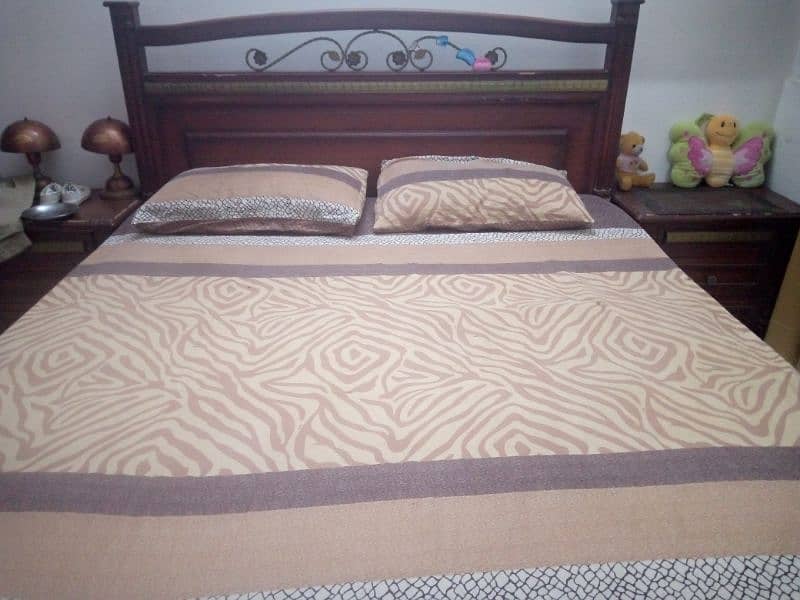 bed and dress table for sell 1