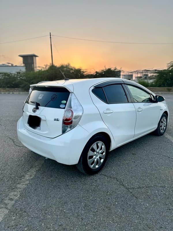 Toyota Aqua 2014 S WHITE FULL ORIGNAL 6