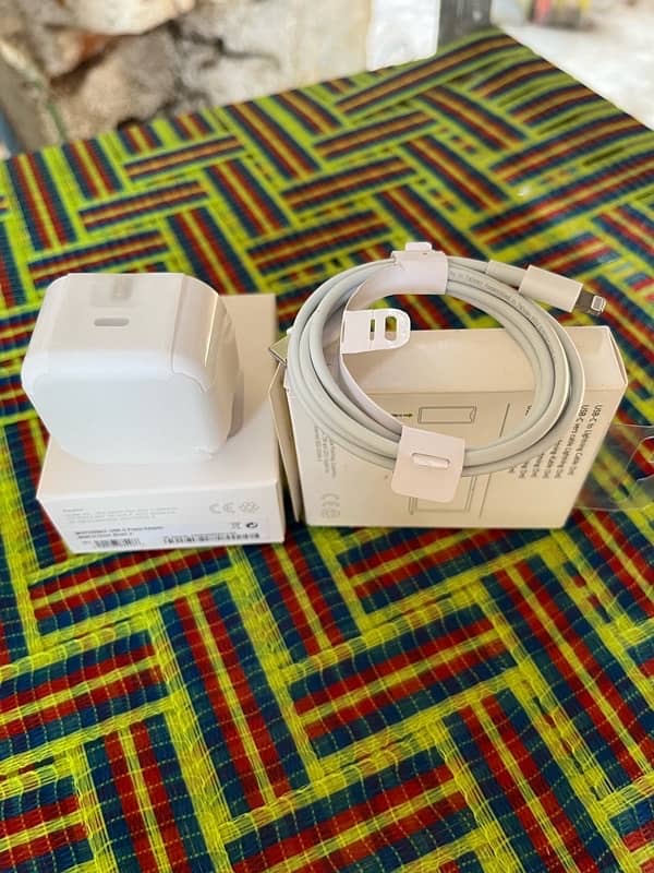 I phone orignal charger 10 by 10 condition 2