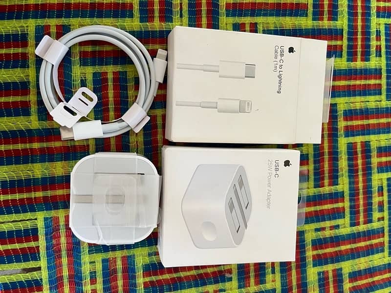 I phone orignal charger 10 by 10 condition 4