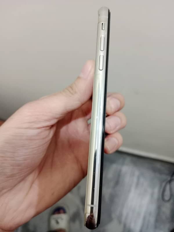 i am selling My iphone XS 5