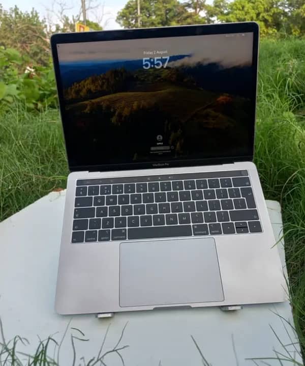 Macbook Pro 2019 touchbar new almost 13’ 1