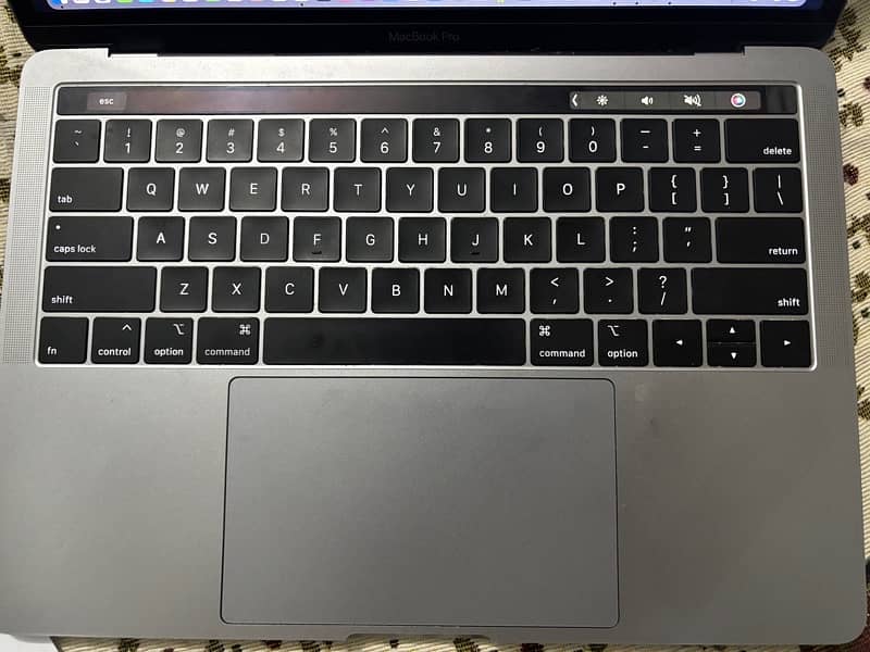 Apple MacBook Pro 2017 core i5 with Touch Bar 6