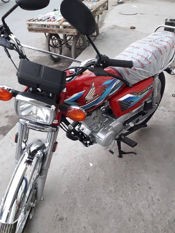 Honda 125 red color 0