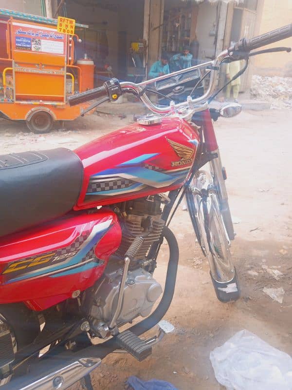 Honda 125 red color 4