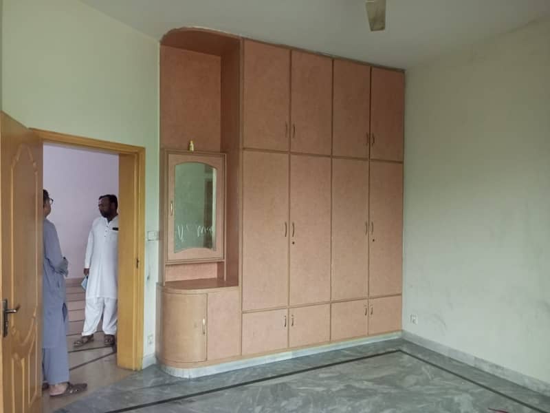 10 Marla Upper Portion With Gas, Punjab Society Phase2 College Road Lahore 3