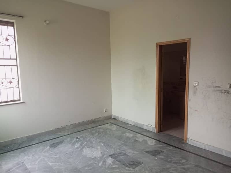 10 Marla Upper Portion With Gas, Punjab Society Phase2 College Road Lahore 8