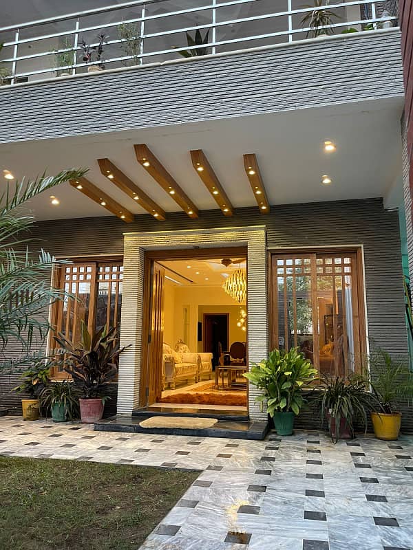 LUXURY BANGLOW AVAILABLE FOR SALE AT PRIME LOCATION OF NORTH NAZIMABAD 1