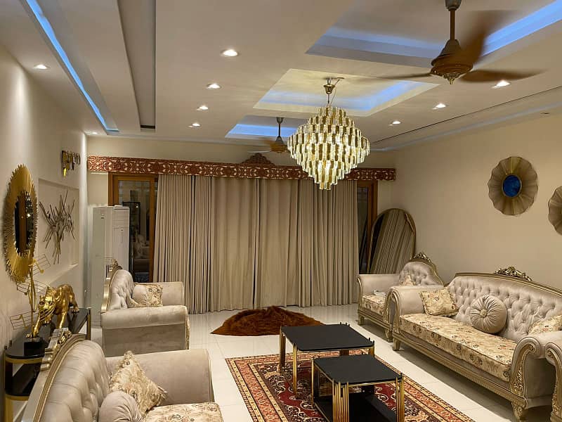 LUXURY BANGLOW AVAILABLE FOR SALE AT PRIME LOCATION OF NORTH NAZIMABAD 7