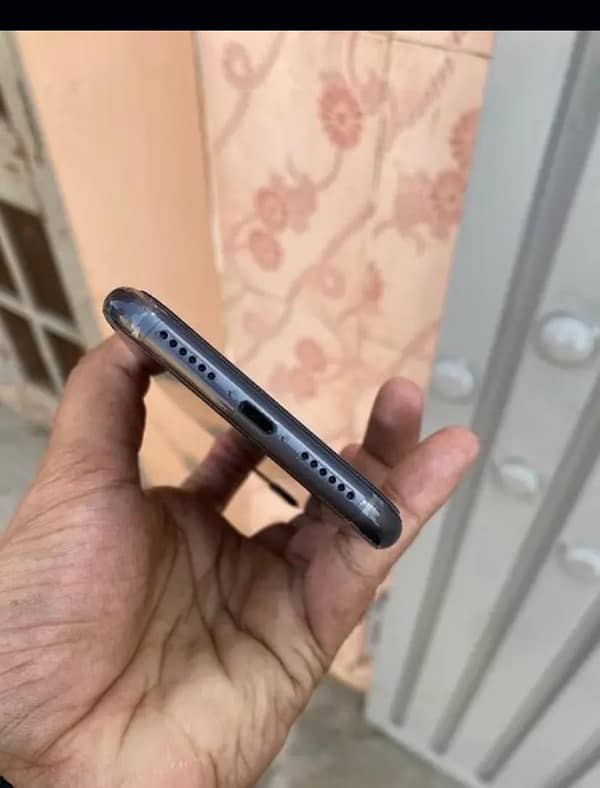 iphone 11 64 gb jv with apple warranty 5months 2