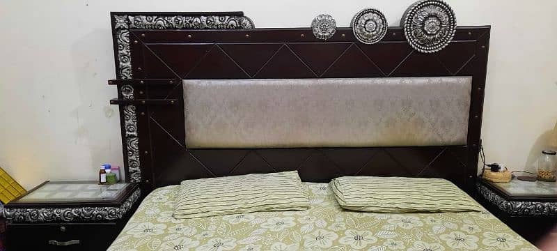 bed with 2 side tables and dressing table 1