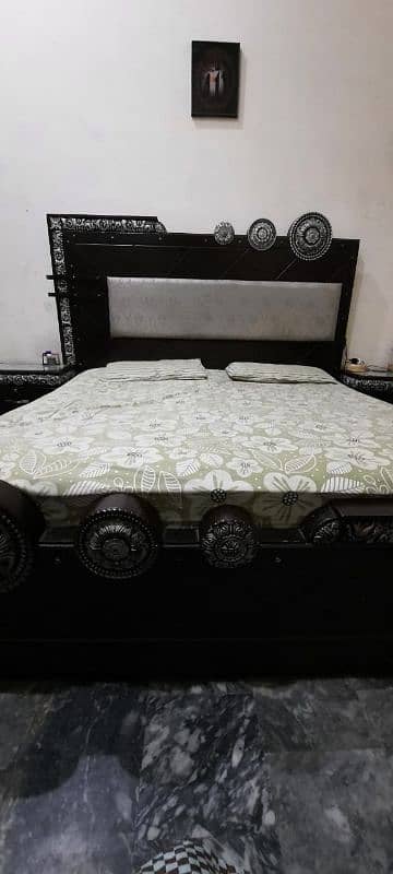 bed with 2 side tables and dressing table 2