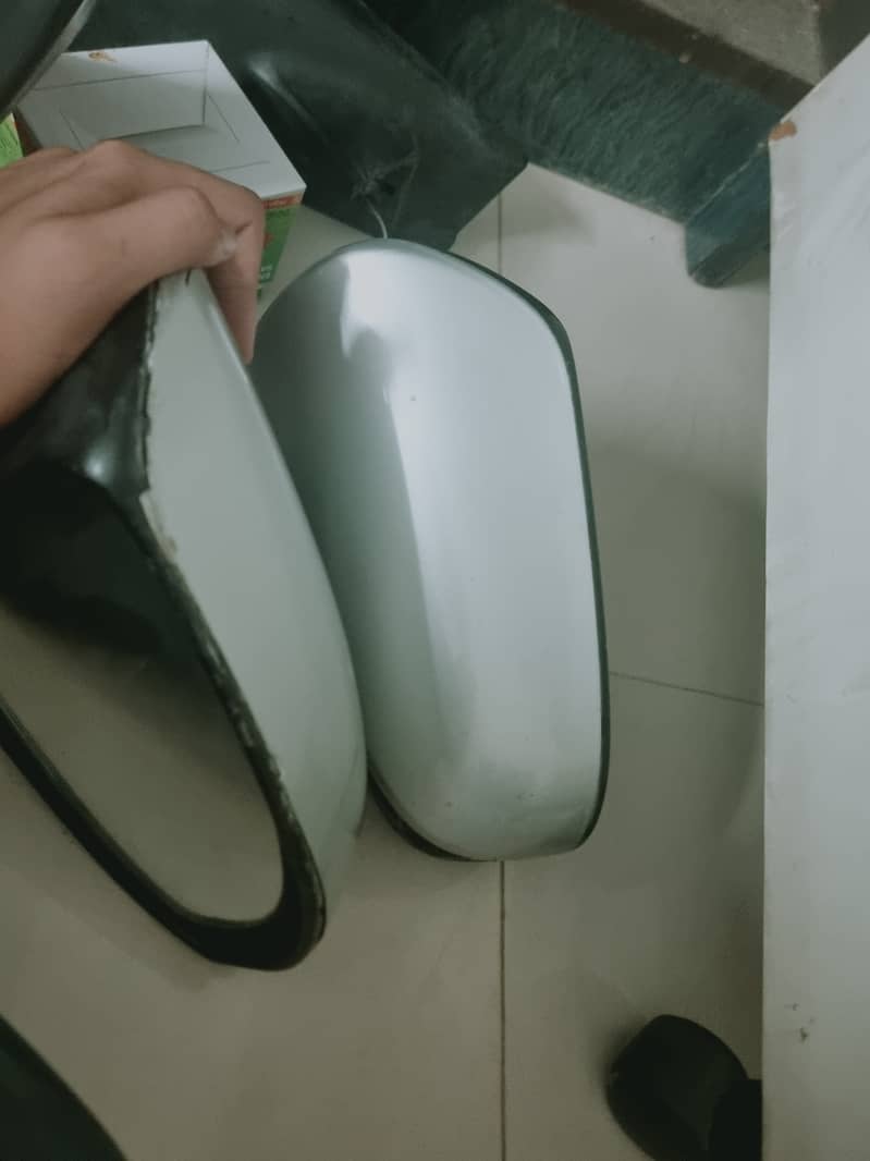 vitz jewalla kai side mirror hai achi condition mai hai100 original 0