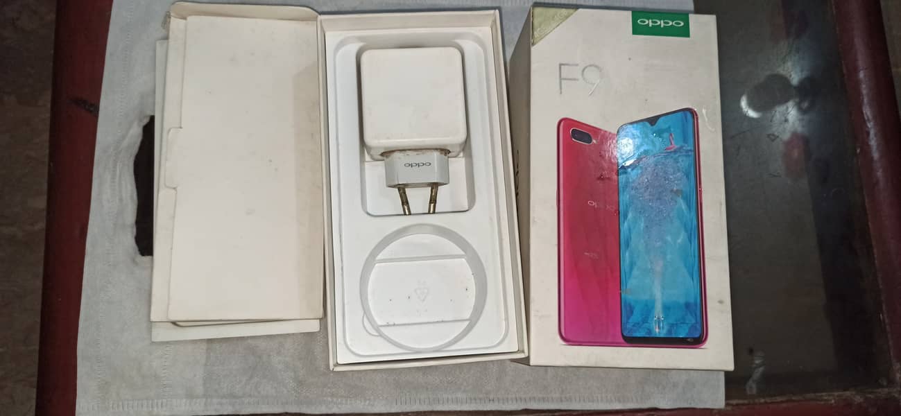 Oppo F9 with box & charger 0