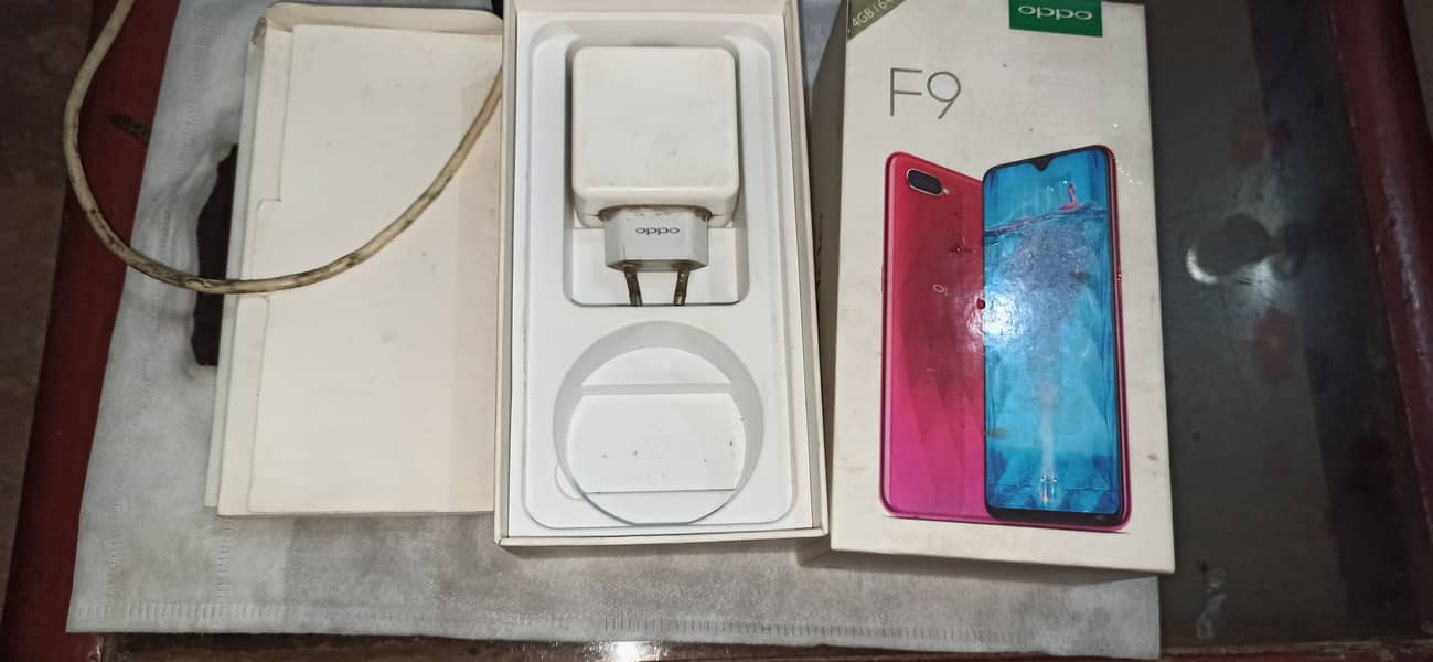 Oppo F9 with box & charger 3