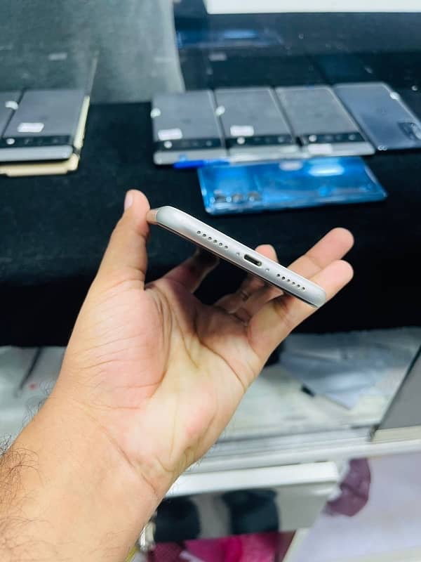 IPHONE 11 256Gb 3