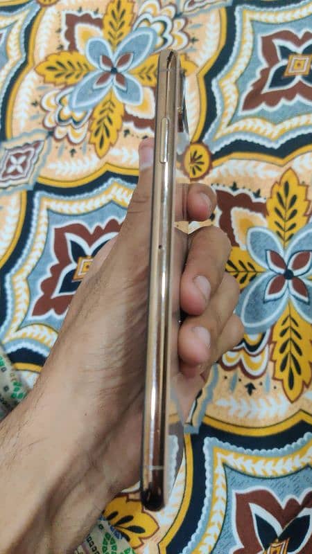 iphone xs max 64 memory olny mobile (03065200197) urgent sale 2