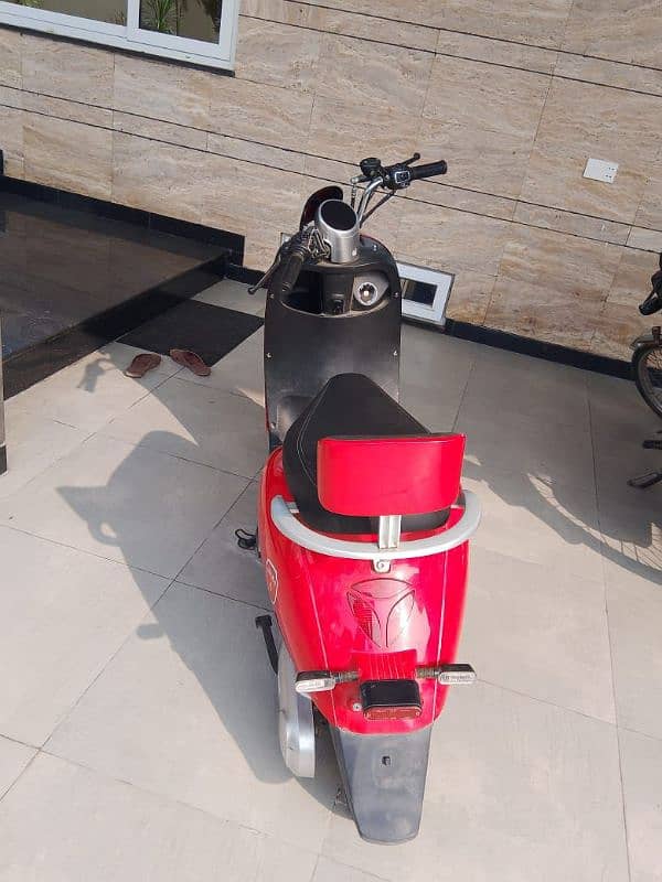 Metro M6 Scooty 2024 4