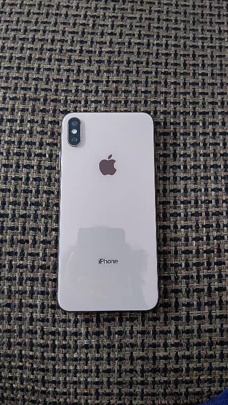 iphone xs max factory unlocked  conditions 10/10 1