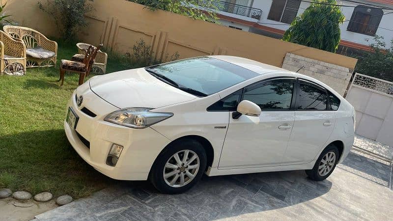 Toyota Prius Alpha 2011 4