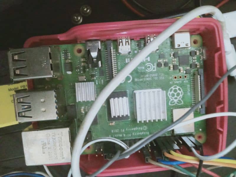 Raspberry pi 4 B+ along with heat sinks and casing 0