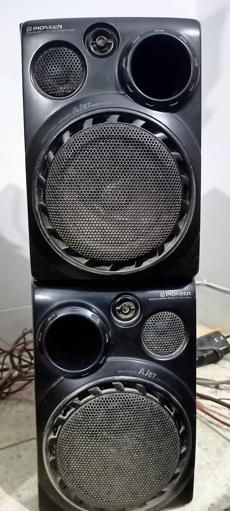 Pioneer speakers 70 watts + 70 watts 6 ohms  total 140 watts 0