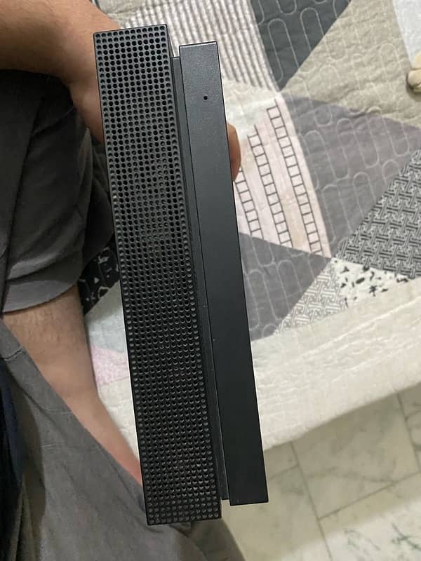 Xbox One X 1TB 5