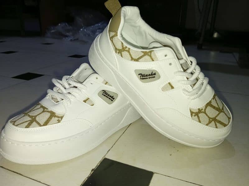 Untouched UAE Imported Unisex Sneakers 0