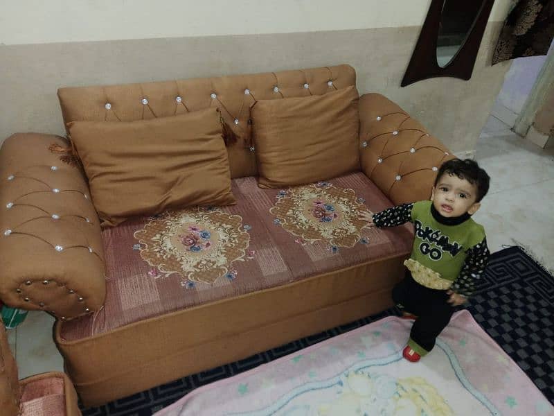 bilkul new Hy chota lanay hay gr chota Hy ya sofa baray hy 3