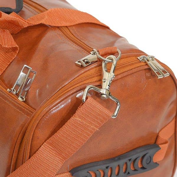 duffle bag in leather. 8