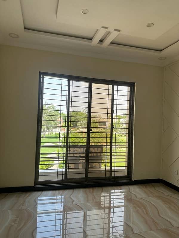 10 Marla House For Sale In Tulip Block Bahria Town Lahore 0