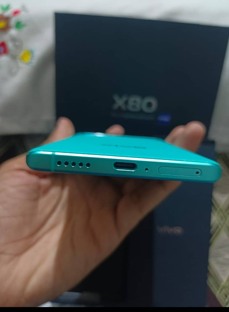 Vivo x80  12+8/256  flagship 1