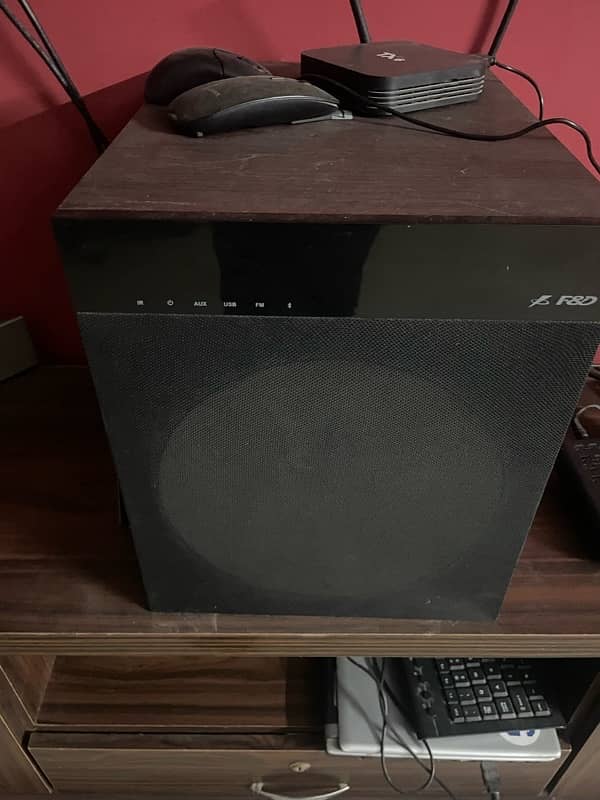 HOME SPEAKERS (TWO TOWER SPEAKERS AND A WOOFER) 0