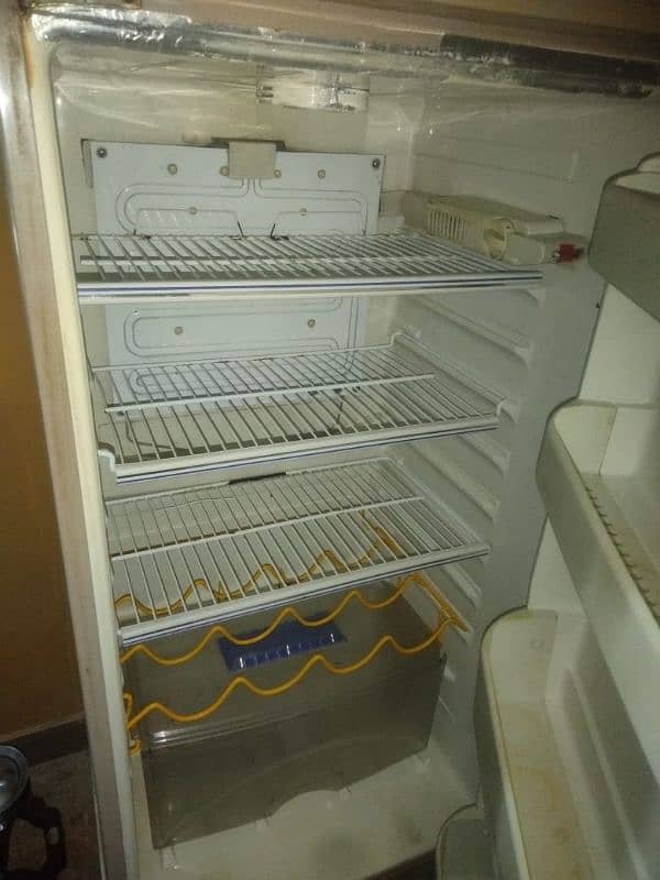 DAWLANCE REFRIGERATOR 2