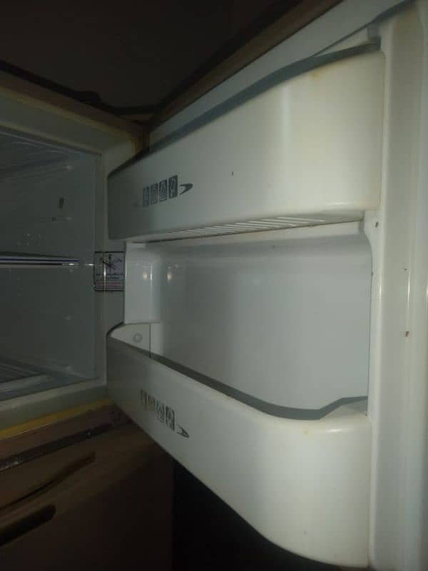 DAWLANCE REFRIGERATOR 8