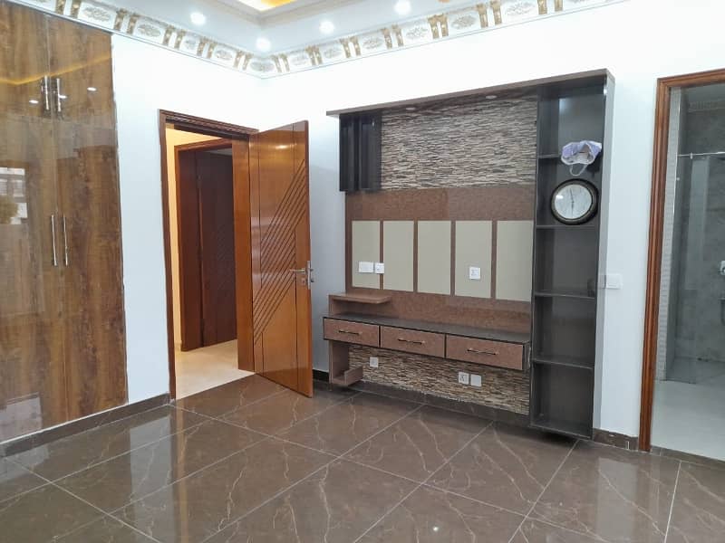 10 marla 4bed house Urgent for sale in dha phase 4 3