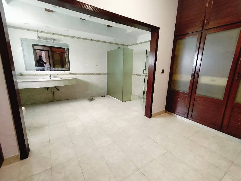 Urgent Sale  Gold crest Mall  2 bed + maid room 6 floor 1627 sqft fully furnished apartment available for sale 4