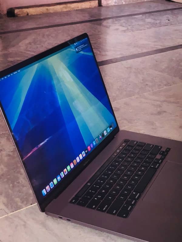 MacBook Pro 2019 /16inch /i9 32/512 4