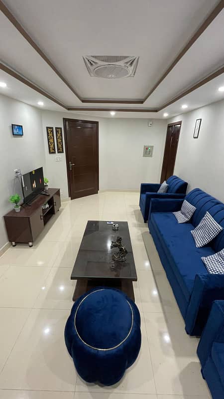 ONE BEDROOM FURNISHED DAILY BASIS APPARTMENT FOR RENT IN TALHA BLOCK BAHRIA TOWN LAHORE 1