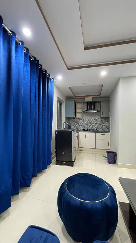 ONE BEDROOM FURNISHED DAILY BASIS APPARTMENT FOR RENT IN TALHA BLOCK BAHRIA TOWN LAHORE 3