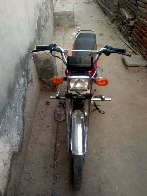 18 model Honda cd 70 available in Samundri city 2