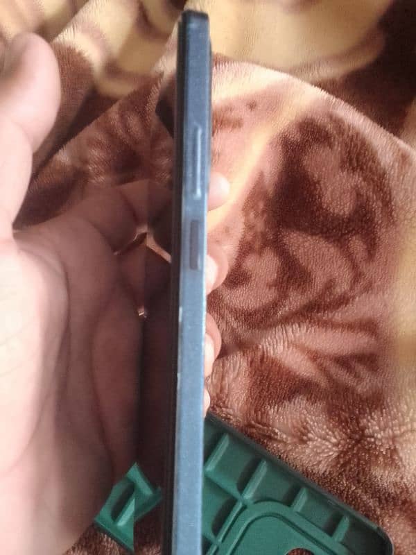 Infinix Hot 40 10/10 condition with box charger original 2 month wrnty 3