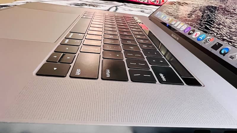 MacBook pro 32/512 core i9 2019 model 6