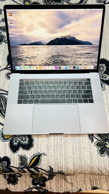 MacBook pro 32/512 core i9 2019 model 3