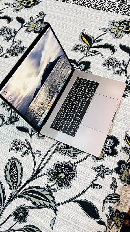 MacBook pro 32/512 core i9 2019 model 1